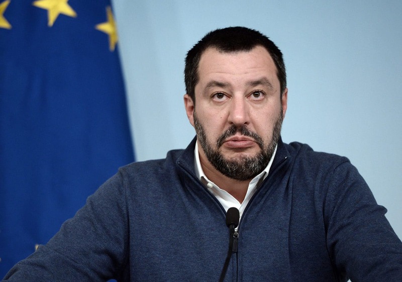 La strana coppia, Salvini difende Renzi: "Mi interessa la politica, non da dove arrivano i suoi soldi" 3 Salvini difende Renzi dopo la pubblicazione online del conto corrente di quest'ultimo, ecco le parole del leader della Lega