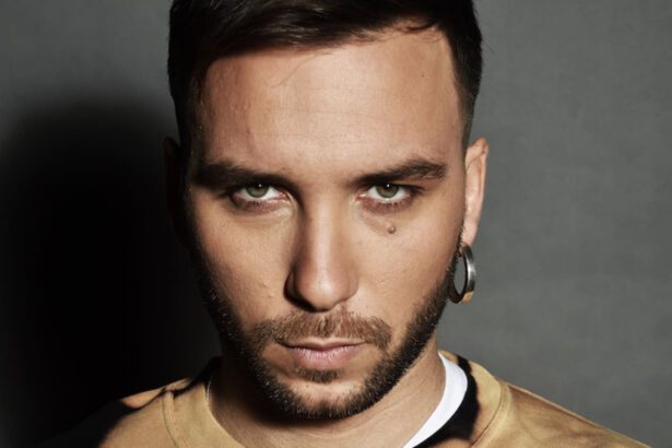 Mattia Briga, da Amici al matrimonio con Arianna Montefiori: chi è il cantautore romano 18