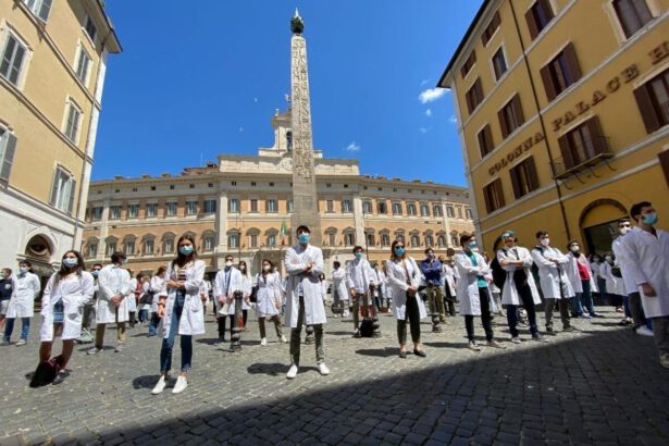La protesta dei giovani medici di spalle al Parlamento: “Servono investimenti” 13