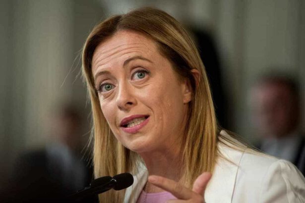 Meloni sul monopattino: "Surreale, mica tutti abitano in Via Condotti" 5