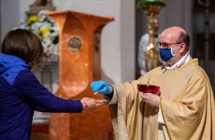 Cosa si può fare nel weekend rosso di Pasqua: sì a visite, messe e viaggi all'estero, no a gite e pic-nic 3 Weekend rosso di Pasqua: sì alla messa di Pasqua, ma nel rispetto delle regole anti-contagio