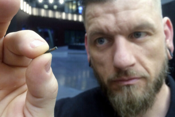Microchip sottocutanei: nuova frontiera contro il Covid o minaccia per la privacy? 11