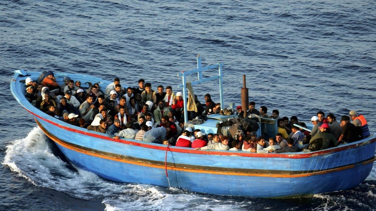 Migranti, a Lampedusa 2128 sbarchi in 24 ore: Lamorgese sente Draghi, la destra insorge 19