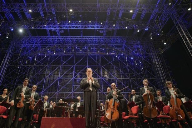 La Filarmonica della Scala nelle mani di Etienne Reymond torna in piazza, teatro e tournée 17