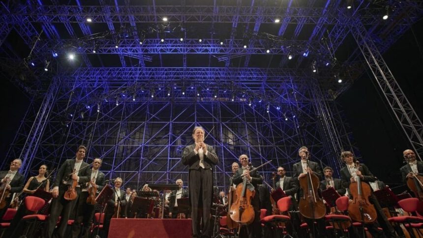 La Filarmonica della Scala nelle mani di Etienne Reymond torna in piazza, teatro e tournée 2 La Filarmonica della Scala nelle mani di Etienne Reymond torna in piazza, teatro e tournée 1