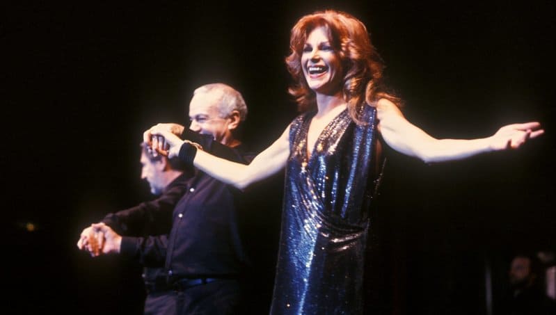 Chi era Milva, regina rossa della canzone d’autore italiana 4 milva_palco