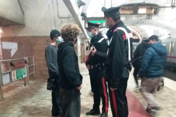 "Fuori i soldi o vi sgozzo": panico sulla Metro B. Arrestato 37enne grazie a uno studente 18