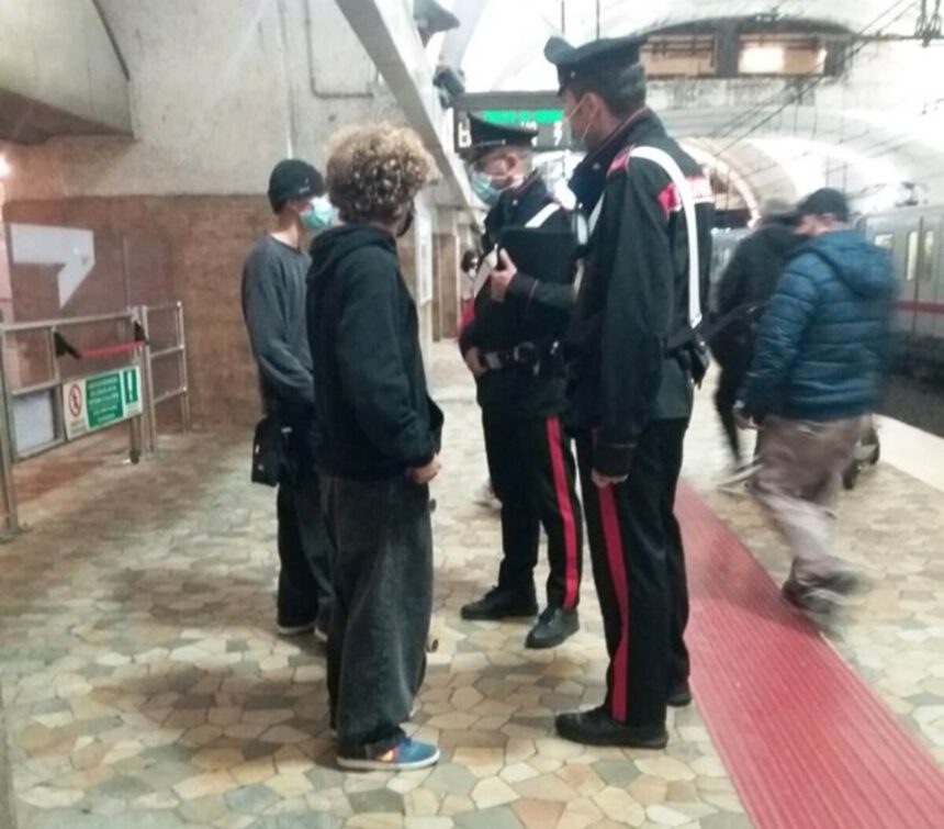 "Fuori i soldi o vi sgozzo": panico sulla Metro B. Arrestato 37enne grazie a uno studente 1