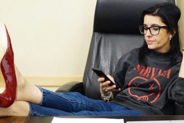 La ministra Dadone in felpa e tacchi rossi attira le polemiche del web 19