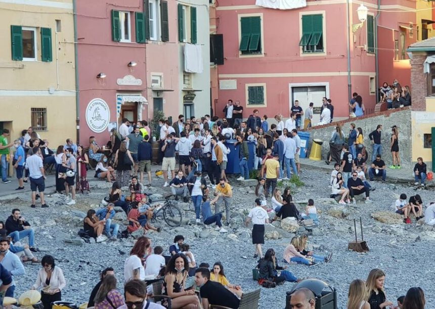 Gli italiani in Fase 2: c'è chi si butta nella movida e chi ha paura di uscire di casa 1