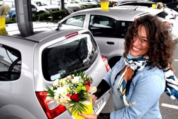 Chiude per lockdown, fioraia francese regala fiori a medici e infermieri. Ecco come 5