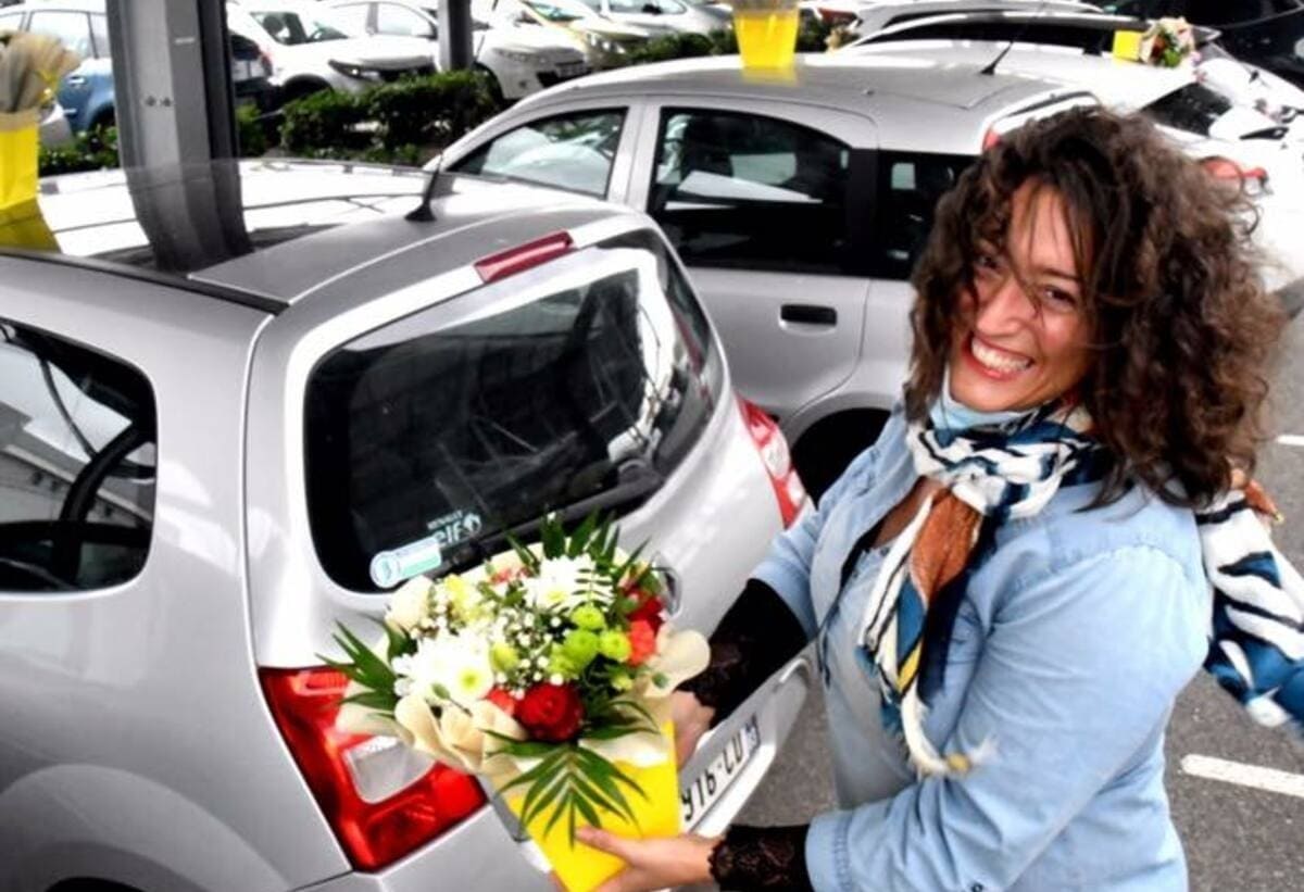 Chiude per lockdown, fioraia francese regala fiori a medici e infermieri. Ecco come 17