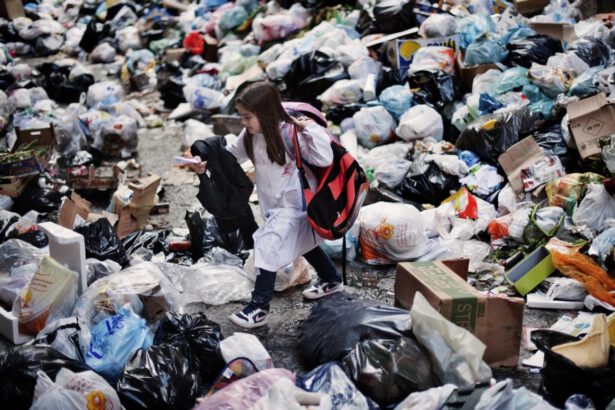 Scampia, chiuse 4 aule della scuola materna sommerse dai rifiuti 23
