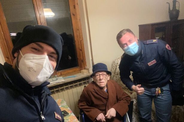 Anziano solo cade in casa: due agenti lo soccorrono e passano con lui il Natale 10
