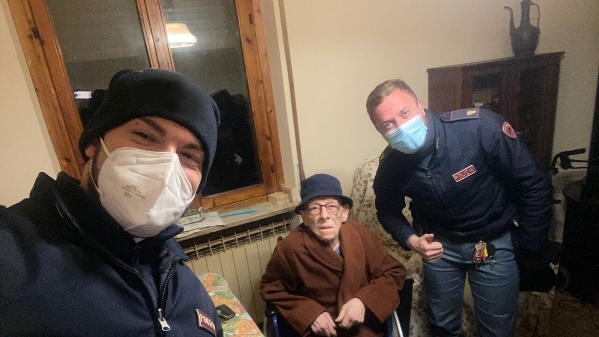 Anziano solo cade in casa: due agenti lo soccorrono e passano con lui il Natale 15
