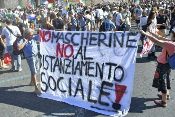 Coronavirus, a Roma scendono in piazza i negazionisti 6