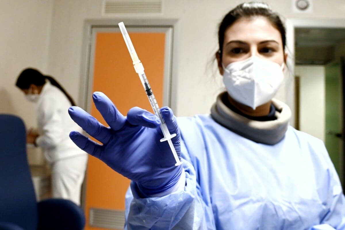 Covid, cosa rischia chi rifiuta il vaccino a lavoro? Il caso degli operatori sanitari no vax di Belluno 15