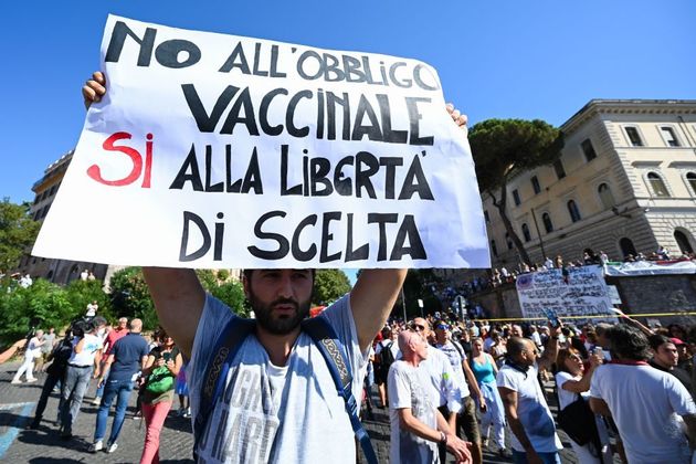 Identikit No Vax: ecco chi sono e cosa vogliono i negazionisti del vaccino 2 Identikit No Vax: ecco chi sono e cosa vogliono i negazionisti del vaccino 1