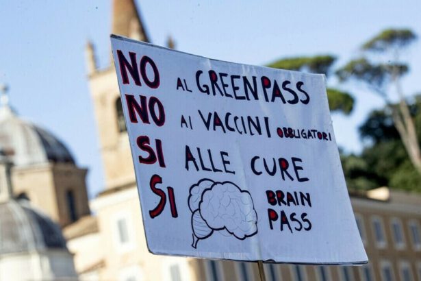 Roma: protesta no vax durante l'assemblea nazionale dell'Ordine dei medici 11