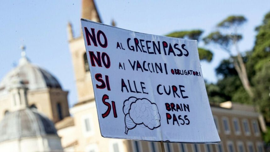 Roma: protesta no vax durante l'assemblea nazionale dell'Ordine dei medici 2 Roma: protesta no vax durante l'assemblea nazionale dell'Ordine dei medici 1