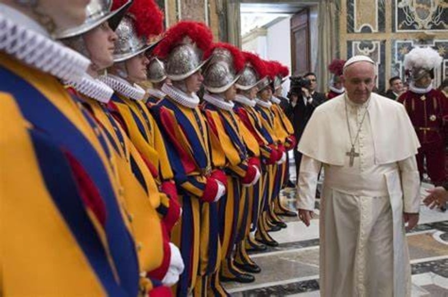 Vaticano: tre guardie svizzere rifiutano il vaccino e si dimettono 3