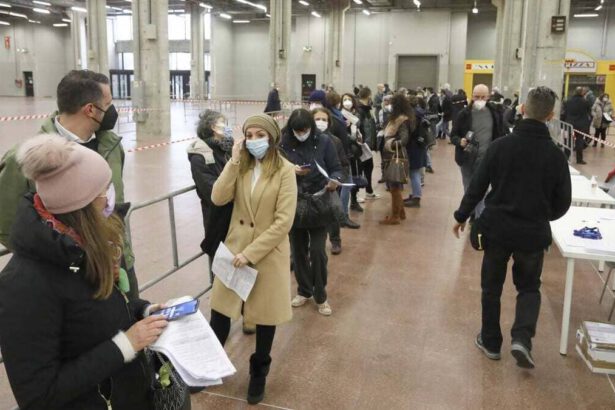 Vaccino Covid, Aifa: “Non ci sarà una quarta dose, ma si va verso un richiamo annuale” 13