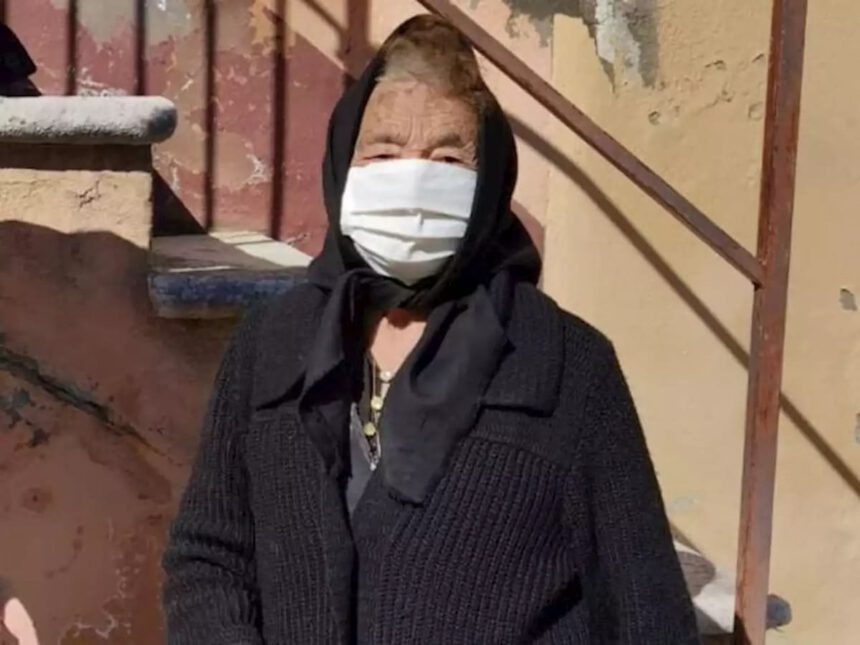 L'impresa di nonna Livia, 86 anni: percorre chilometri a piedi pur di fare il vaccino anti-Covid 1