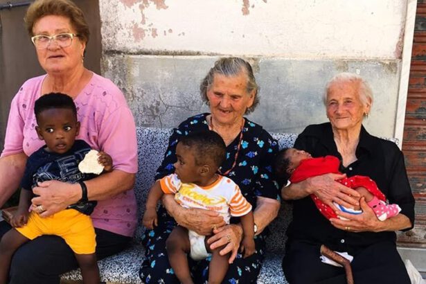 La foto delle nonne di Campoli con i figli dei migranti: è l'Italia che vogliamo 7