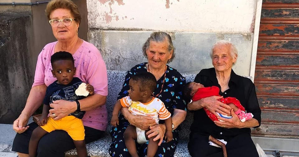 La foto delle nonne di Campoli con i figli dei migranti: è l'Italia che vogliamo 13