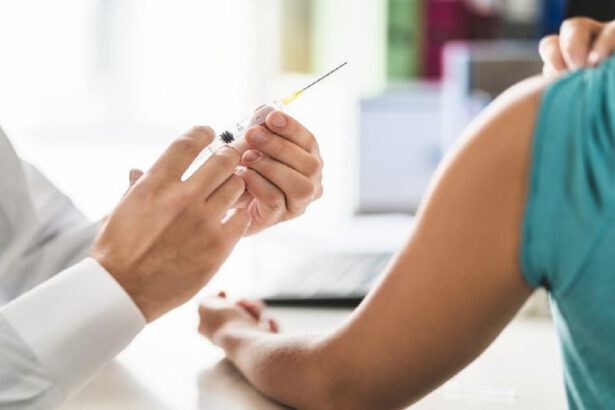 Nuovo piano vaccinale: ecco le 5 fasce prioritarie e chi potrà somministrare il farmaco 5