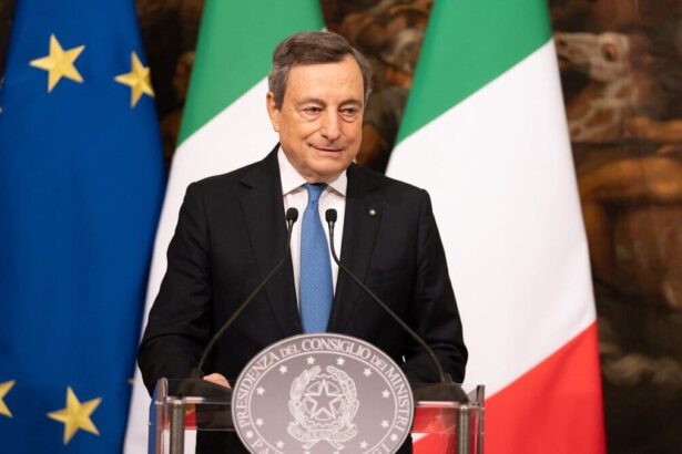 Obbligo vaccinale over 50 e Green pass in banca, centri commerciali e parrucchiere 18