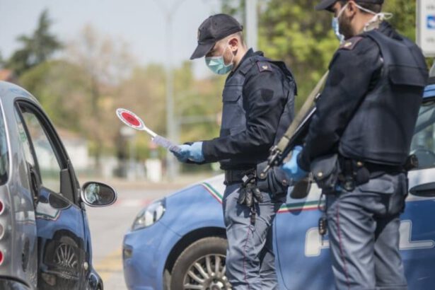 Obbligo vaccinale per le forze dell'ordine, il Viminale: "Sospensione per chi rifiuta" 15