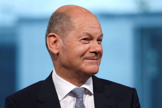 Germania, Olaf Scholz punta su Verdi e Liberali: chi è e cosa pensa il leader Spd che ha vinto le elezioni 17