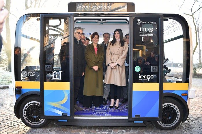 “Un giorno viaggerà in tutta la città”: a Torino il primo minibus elettrico senza autista 2 “Un giorno viaggerà in tutta la città”: a Torino il primo minibus elettrico senza autista 1