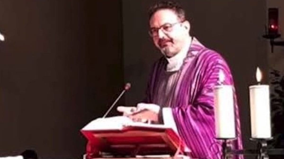 Omelia choc del parroco di Cesena: “Fanno abortire donne e usano feti vivi per sperimentare i vaccini” 13