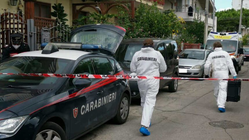 Coniugi trovati morti uno sopra l'altro in cucina: lasciano figlio di 10 anni. I vicini: "Urla disumane" 1