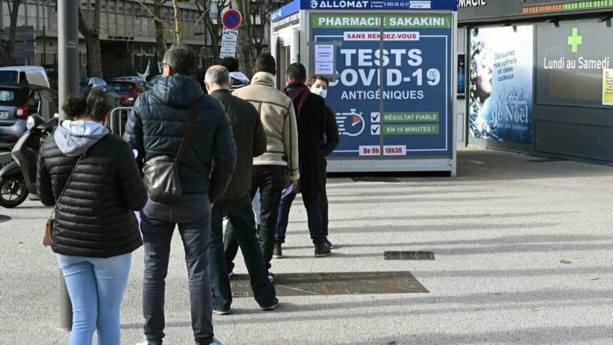 Perché Omicron contagia anche chi ha fatto la terza dose di vaccino 2 Perché Omicron contagia anche chi ha fatto la terza dose di vaccino 1