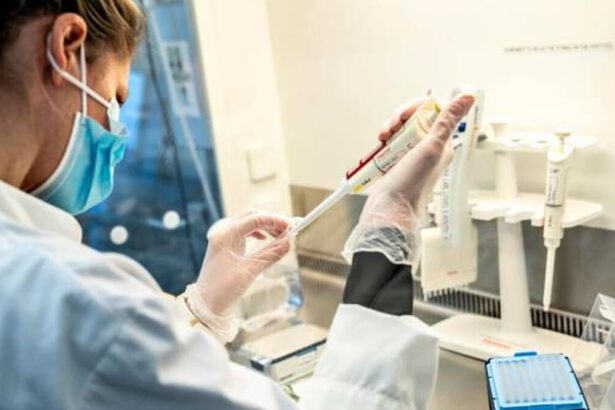 Omicron, l'Ad di Moderna: “Vaccini meno efficaci” Ema: “Se serve si potranno adattare in 3-4 mesi” 18