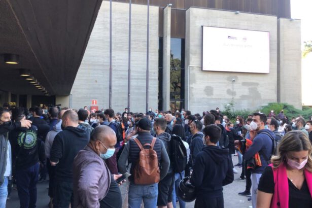 Bologna, open day vaccino J&J: spintoni e urla per una dose, intervengono i Carabinieri 21
