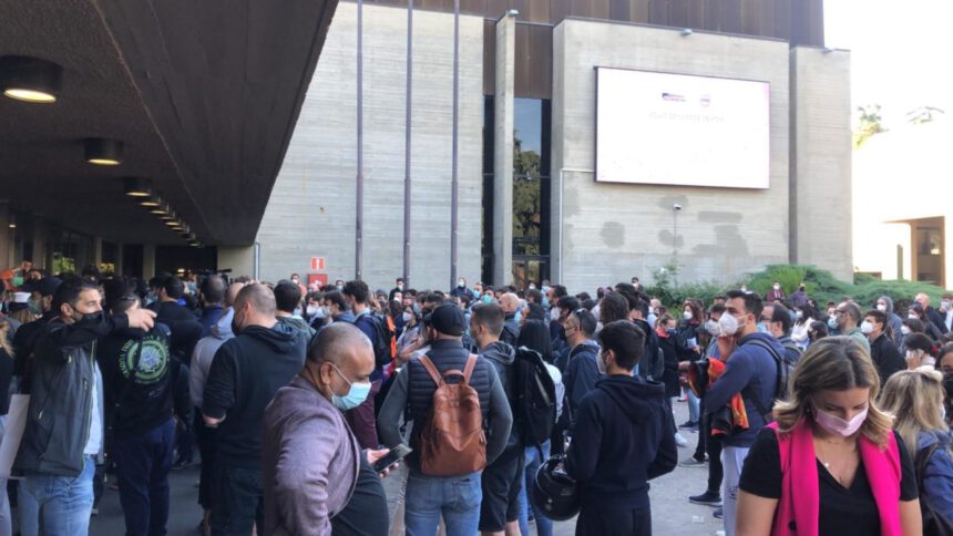 Bologna, open day vaccino J&J: spintoni e urla per una dose, intervengono i Carabinieri 1