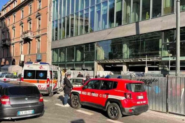 Milano, operai precipitano per 20 metri nel vano ascensore: un morto e un ferito gravissimo 6