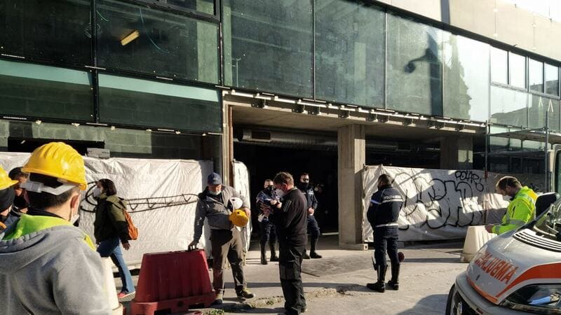 operai precipitano nel vano ascensore_