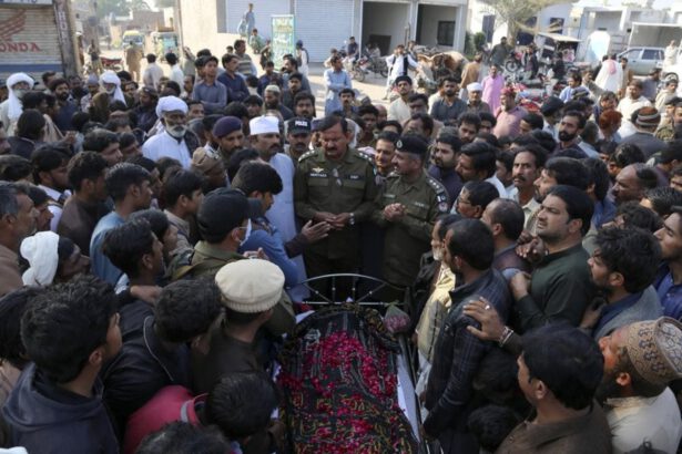 Pakistan: strappa il Corano e viene lapidato dalla folla 13