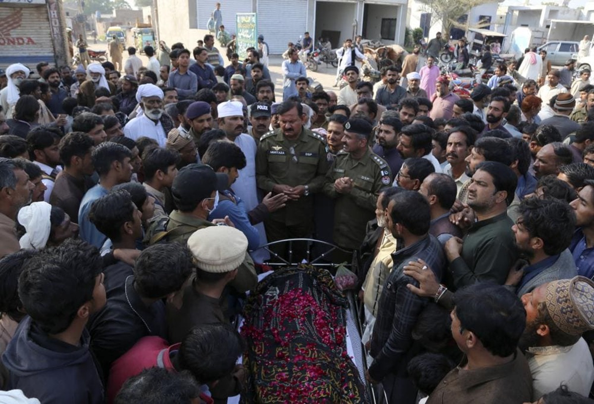 Pakistan: strappa il Corano e viene lapidato dalla folla 17