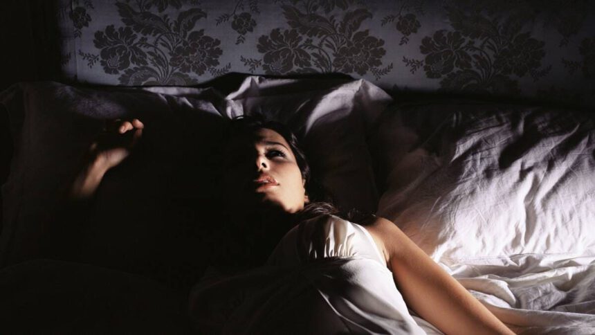Paralisi del sonno: cos'è e in cosa consiste il nuovo sintomo associato alla variante Omicron 1