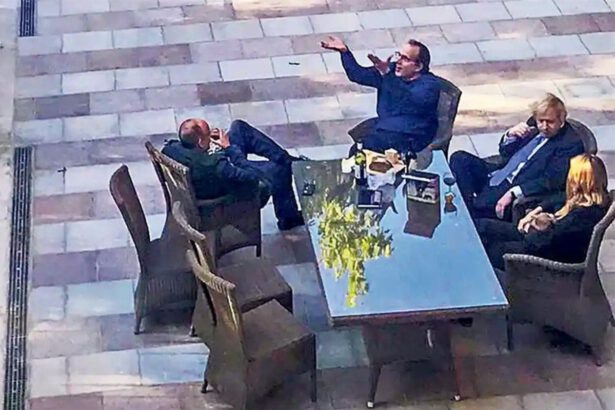 Bufera su Boris Johnson: una foto lo ritrae a un party durante il lockdown 19