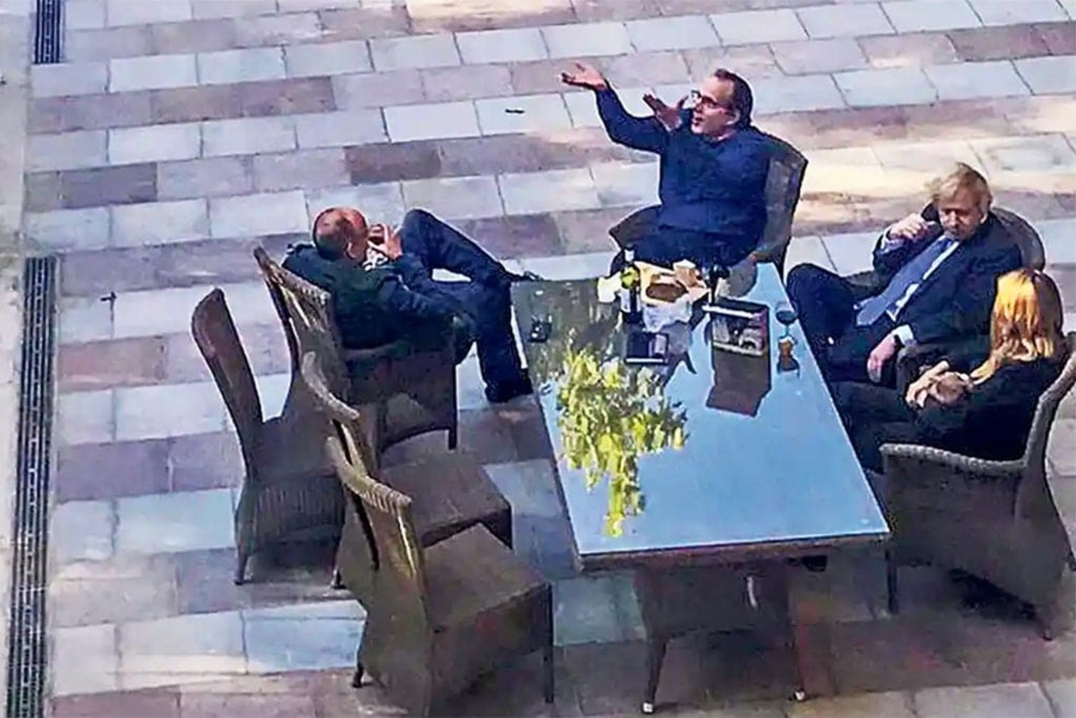 Bufera su Boris Johnson: una foto lo ritrae a un party durante il lockdown 13