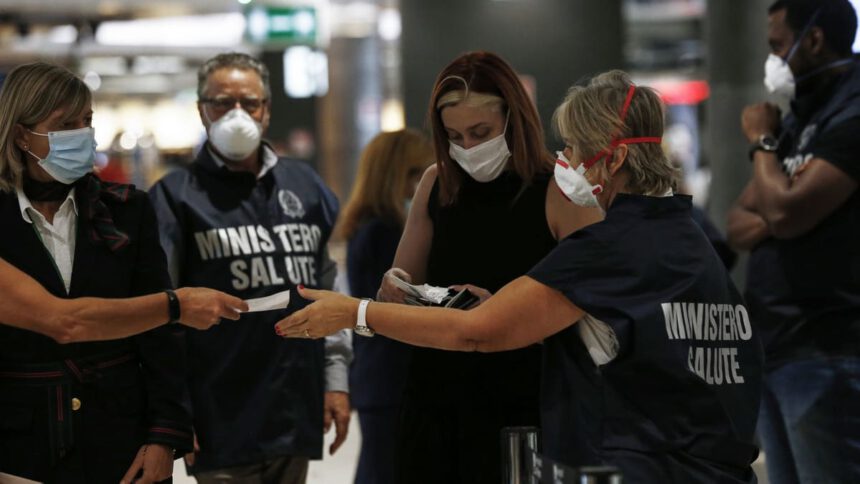 Viaggi 2021, cresce l'ipotesi di un passaporto sanitario che certifichi la vaccinazione 2 Viaggi 2021, cresce l'ipotesi di un passaporto sanitario che certifichi la vaccinazione 1