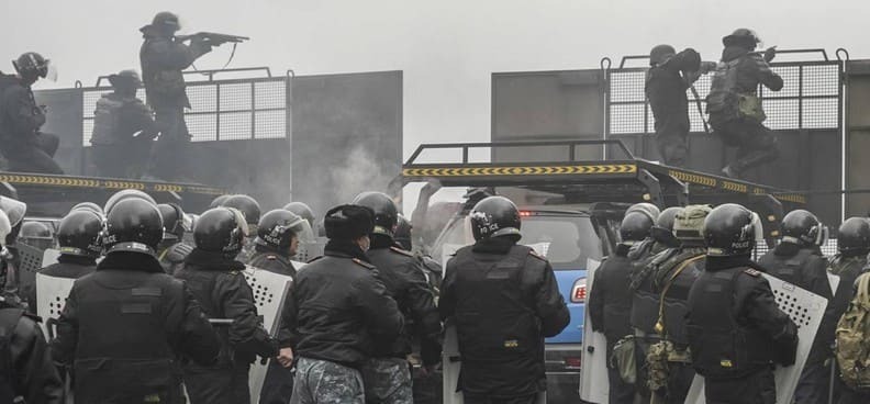 Decine di manifestanti e poliziotti morti durante i disordini in Kazakistan 3