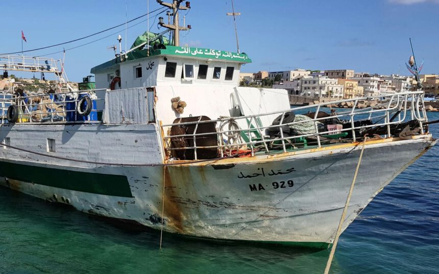 Lampedusa, peschereccio sperona motovedetta della Guardia di Fiza e tenta la fuga 1